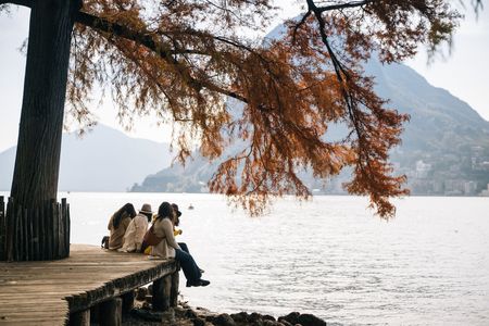 Milde Herbsttage laden im Tessin dazu ein, durch Weinberge zu spazieren, traditionelle Dörfer zu erkunden und die besondere Atmosphäre der Region zu geniessen