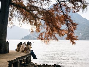 Milde Herbsttage laden im Tessin dazu ein, durch Weinberge zu spazieren, traditionelle Dörfer zu erkunden und die besondere Atmosphäre der Region zu geniessen