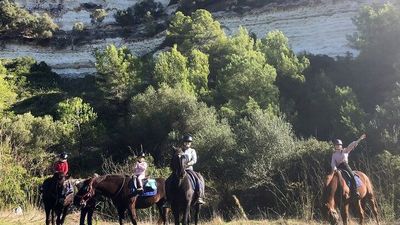 Gäste des Grupotel Playa Club auf Menorca erkunden die Baleareninsel entlang des historischen Reitwegs „Camí de Cavalls“, der einmal rund um die Insel führt.