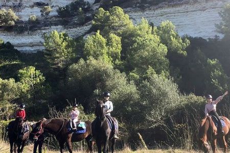 Gäste des Grupotel Playa Club auf Menorca erkunden die Baleareninsel entlang des historischen Reitwegs „Camí de Cavalls“, der einmal rund um die Insel führt.