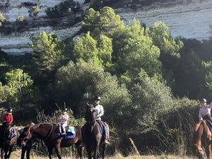 Gäste des Grupotel Playa Club auf Menorca erkunden die Baleareninsel entlang des historischen Reitwegs „Camí de Cavalls“, der einmal rund um die Insel führt. Gäste des Grupotel Playa Club auf Menorca erkunden die Baleareninsel entlang des historischen Reitwegs „Camí de Cavalls“, der einmal rund um die Insel führt.
