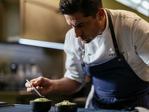 Ricardo Costa, geboren in Aveiro, ist einer der angesehensten Chefköche Portugals und hat zwei Michelin-Sterne für das The Yeatman Restaurant gewonnen Ricardo Costa, geboren in Aveiro, ist einer der angesehensten Chefköche Portugals und hat zwei Michelin-Sterne für das The Yeatman Restaurant gewonnen