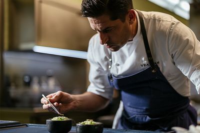 Ricardo Costa, geboren in Aveiro, ist einer der angesehensten Chefköche Portugals und hat zwei Michelin-Sterne für das The Yeatman Restaurant gewonnen