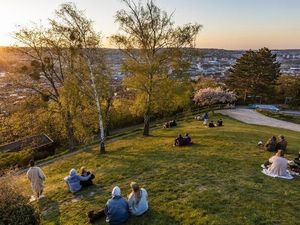 Der Weißenburgpark Stuttgart liegt auf einem Hügel im Südosten der Stadt und gilt als einer von mehreren Lieblingsplätzen etwa für romantische Picknicks