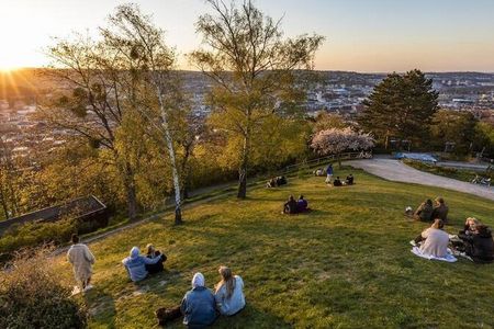Der Weißenburgpark Stuttgart liegt auf einem Hügel im Südosten der Stadt und gilt als einer von mehreren Lieblingsplätzen etwa für romantische Picknicks