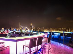 Rooftop-Bar vom Ozone im The Ritz-Carlton Rooftop-Bar vom Ozone im The Ritz-Carlton