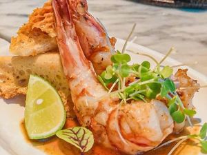 Das moderne thailändische Tapas-Konzept des „SA-NG̀A“ im Centara Reserve Samui auf der Insel Koh Samui umfasst neue Interpretationen der klassischen Landesküche und setzt fangfrische Tigergarnelen spicy in Szene Das moderne thailändische Tapas-Konzept des „SA-NG̀A“ im Centara Reserve Samui auf der Insel Koh Samui umfasst neue Interpretationen der klassischen Landesküche und setzt fangfrische Tigergarnelen spicy in Szene