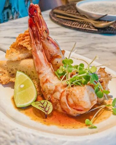 Das moderne thailändische Tapas-Konzept des „SA-NG̀A“  im Centara Reserve Samui auf der Insel Koh Samui umfasst neue Interpretationen der klassischen Landesküche und setzt fangfrische Tigergarnelen spicy in Szene