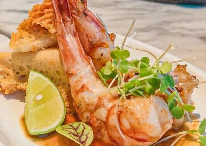Das moderne thailändische Tapas-Konzept des „SA-NG̀A“  im Centara Reserve Samui auf der Insel Koh Samui umfasst neue Interpretationen der klassischen Landesküche und setzt fangfrische Tigergarnelen spicy in Szene