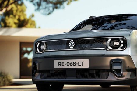 Der markante Kühlergrill des neuen R4