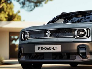 Der markante Kühlergrill des neuen R4