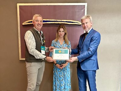 Hotel-Inhaber Johannes Tien mit Tochter Paula und Andreas Martin, Managing Director 196+ forum Munich, bei der Award-Show