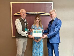 Hotel-Inhaber Johannes Tien mit Tochter Paula und Andreas Martin, Managing Director 196+ forum Munich, bei der Award-Show