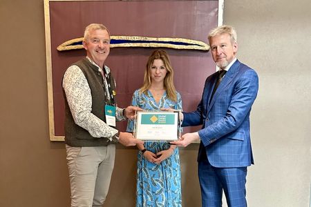 Hotel-Inhaber Johannes Tien mit Tochter Paula und Andreas Martin, Managing Director 196+ forum Munich, bei der Award-Show