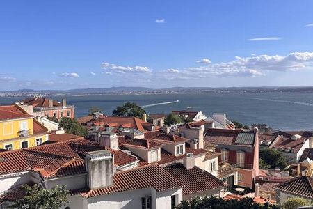 Nur 30 Autominuten von Victor’s Portugal entfernt bietet das Castelo de São Jorge einen eindrucksvollen Panoramablick über Lissabons bunte Altstadtviertel