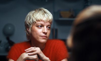Beim gemeinsamen Abendessen mit Freunden: Tanja Arnheim (Sylvaine Faligant)