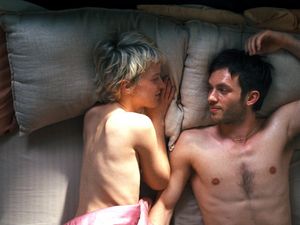 Tanja Arnheim (Sylvaine Faligant) und Jerome Daimler (Jannis Niewöhner) schweigen gern nach dem Sex Tanja Arnheim (Sylvaine Faligant) und Jerome Daimler (Jannis Niewöhner) schweigen gern nach dem Sex