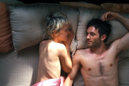 Tanja Arnheim (Sylvaine Faligant) und Jerome Daimler (Jannis Niewöhner) schweigen gern nach dem Sex