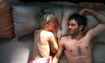 Tanja Arnheim (Sylvaine Faligant) und Jerome Daimler (Jannis Niewöhner) schweigen gern nach dem Sex