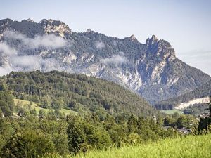 Die drei Rotofen-Türme im Lattengebirge bilden die Silhouette der „Schlafenden Hexe“ bei Bad Reichenhall Die drei Rotofen-Türme im Lattengebirge bilden die Silhouette der „Schlafenden Hexe“ bei Bad Reichenhall