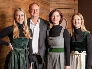 Klein, fein, persönlich und familiär geführt: Im Hotel Der Löwe in Leogang steht die Gastgeberfamilie Madreiter für gelebte Tradition und Herzlichkeit – bereits in vierter Generation Klein, fein, persönlich und familiär geführt: Im Hotel Der Löwe in Leogang steht die Gastgeberfamilie Madreiter für gelebte Tradition und Herzlichkeit – bereits in vierter Generation