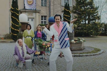 Seit 2006 bringt der Sänger Alexander Marcus regelmäßig neue Alben und meist sehr skurrile Musikvideos auf den Markt