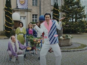 Seit 2006 bringt der Sänger Alexander Marcus regelmäßig neue Alben und meist sehr skurrile Musikvideos auf den Markt Seit 2006 bringt der Sänger Alexander Marcus regelmäßig neue Alben und meist sehr skurrile Musikvideos auf den Markt