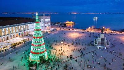 Nur 35 Autominuten von der exklusiven Ferienhausanlage Victor’s Portugal Malveira-Guincho lässt die Adventszeitzeit auch Lissabon in den schönsten Farben erstrahlen. Ein Highlight ist Europas größter Weihnachtsbaum auf dem Handelsplatz Praça do Comércio