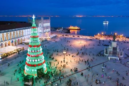 Nur 35 Autominuten von der exklusiven Ferienhausanlage Victor’s Portugal Malveira-Guincho lässt die Adventszeitzeit auch Lissabon in den schönsten Farben erstrahlen. Ein Highlight ist Europas größter Weihnachtsbaum auf dem Handelsplatz Praça do Comércio