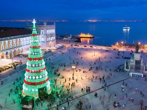 Nur 35 Autominuten von der exklusiven Ferienhausanlage Victor’s Portugal Malveira-Guincho lässt die Adventszeitzeit auch Lissabon in den schönsten Farben erstrahlen. Ein Highlight ist Europas größter Weihnachtsbaum auf dem Handelsplatz Praça do Com Nur 35 Autominuten von der exklusiven Ferienhausanlage Victor’s Portugal Malveira-Guincho lässt die Adventszeitzeit auch Lissabon in den schönsten Farben erstrahlen. Ein Highlight ist Europas größter Weihnachtsbaum auf dem Handelsplatz Praça do Comércio