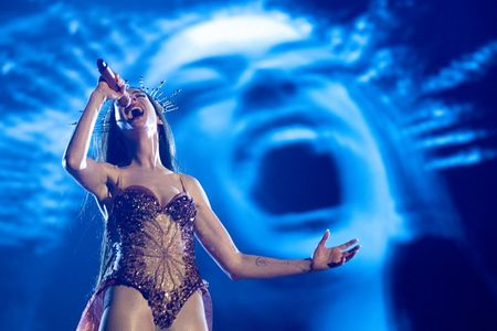 Mother Mary (Anne Hathaway) bei einem früheren Gig