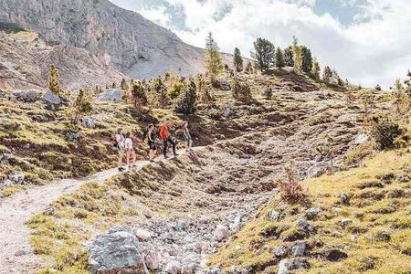 Auf 1.600 Meter Höhe und umgeben von Dolomitengipfeln gelegen, ist das Maria Adventure Family Hotel in Obereggen Ausgangspunkt für alpine Aktivitäten mit der ganzen Familie