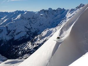 Bei den Lechtaler Skitouren Tagen alljährlich im Januar erwarten Teilnehmer unberührte Winterlandschaften und Panoramablicke über die Lechtaler Alpen