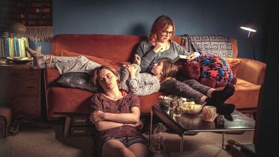 Ein Hauch von Familie: Tilda (Luna Wedler) und Ida (Zoë Baier) mit ihrer Mutter Andrea (Laura Tonke)