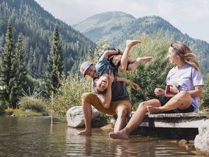Zwischen Bergbahnen, Naturtälern und Kinderprogramm zeigt St. Anton am Arlberg, wie entspannt Sommerurlaub mit Kindern in den Alpen sein kann Zwischen Bergbahnen, Naturtälern und Kinderprogramm zeigt St. Anton am Arlberg, wie entspannt Sommerurlaub mit Kindern in den Alpen sein kann