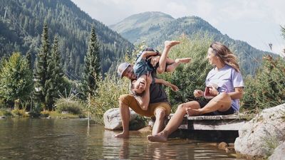 Zwischen Bergbahnen, Naturtälern und Kinderprogramm zeigt St. Anton am Arlberg, wie entspannt Sommerurlaub mit Kindern in den Alpen sein kann