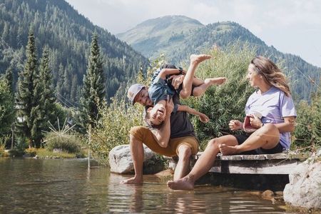 Zwischen Bergbahnen, Naturtälern und Kinderprogramm zeigt St. Anton am Arlberg, wie entspannt Sommerurlaub mit Kindern in den Alpen sein kann