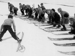 Wer dort gelernt hat, kann es mit jedem Skigebiet aufnehmen: In St. Anton am Arlberg entstand vor mehr als 100 Jahren der organisierte Ski-Unterricht von Pionier Hannes Schneider Wer dort gelernt hat, kann es mit jedem Skigebiet aufnehmen: In St. Anton am Arlberg entstand vor mehr als 100 Jahren der organisierte Ski-Unterricht von Pionier Hannes Schneider
