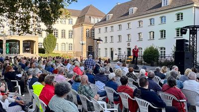 Uwe Muth, Künstlerischer Leiter der neuen Veranstaltungsreihe „Ruhrorter Campusabende“ bei der Eröffnungsansprache. Rechte: Sensitive Colours