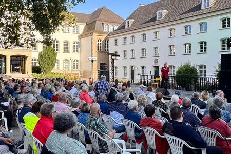 Uwe Muth, Künstlerischer Leiter der neuen Veranstaltungsreihe „Ruhrorter Campusabende“ bei der Eröffnungsansprache. Rechte: Sensitive Colours