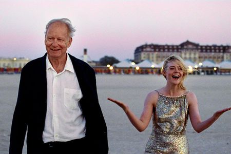 Gustav Borg (Stellan Skarsgård) und Rachel Kemp (Elle Fanning) am Strand von Deauville, wo sie sich beim Filmfest kennengelernt haben