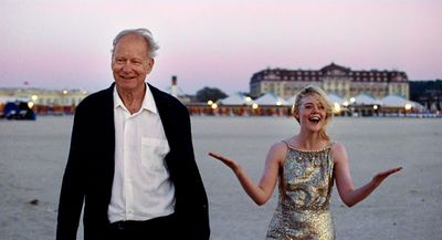 Gustav Borg (Stellan Skarsgård) und Rachel Kemp (Elle Fanning) am Strand von Deauville, wo sie sich beim Filmfest kennengelernt haben