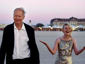 Gustav Borg (Stellan Skarsgård) und Rachel Kemp (Elle Fanning) am Strand von Deauville, wo sie sich beim Filmfest kennengelernt haben Gustav Borg (Stellan Skarsgård) und Rachel Kemp (Elle Fanning) am Strand von Deauville, wo sie sich beim Filmfest kennengelernt haben