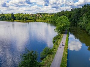 Der Flussradweg La Voie Bleue führt auf 730 Kilometern immer am Wasser entlang - wie hier am Vogesenkanal Der Flussradweg La Voie Bleue führt auf 730 Kilometern immer am Wasser entlang - wie hier am Vogesenkanal