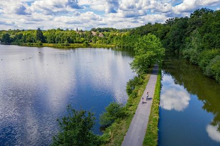 Der Flussradweg La Voie Bleue führt auf 730 Kilometern immer am Wasser entlang - wie hier am Vogesenkanal