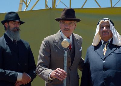 Medien-Premiere: Hochkommissar Sir Arthur Wauchope (Jeremy Irons, m.) startet den neuen palästinensischen Rundfunk