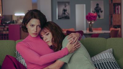 Elsa (Barbara Lennie) tröstet Patricia (Victoria Luengo), die von ihrem Mann regelmäßig betrogen wird