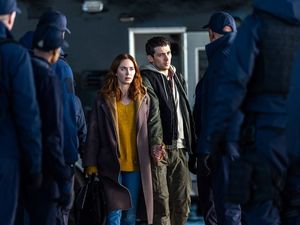 Margaret Fairchild (Emily Blunt) und Daniel Kellner (Josh O'Connor) müssen sich gegen die WARDEX-Häscher behaupte Margaret Fairchild (Emily Blunt) und Daniel Kellner (Josh O'Connor) müssen sich gegen die WARDEX-Häscher behaupte