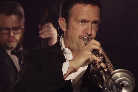 Das Ergebnis ist eine Hommage an das Italien der 1970er- und 80er-Jahre – mit Klassikern von Lucio Battisti, Paolo Conte, Tony Renis