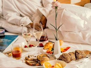 Genussvoller Tagesstart: Ein liebevoll angerichtetes Frühstück im Bett oder im Garten gehört zu den Wohlfühlmomenten im Südtiroler Hotel Mignon Meran Park & Spa Genussvoller Tagesstart: Ein liebevoll angerichtetes Frühstück im Bett oder im Garten gehört zu den Wohlfühlmomenten im Südtiroler Hotel Mignon Meran Park & Spa